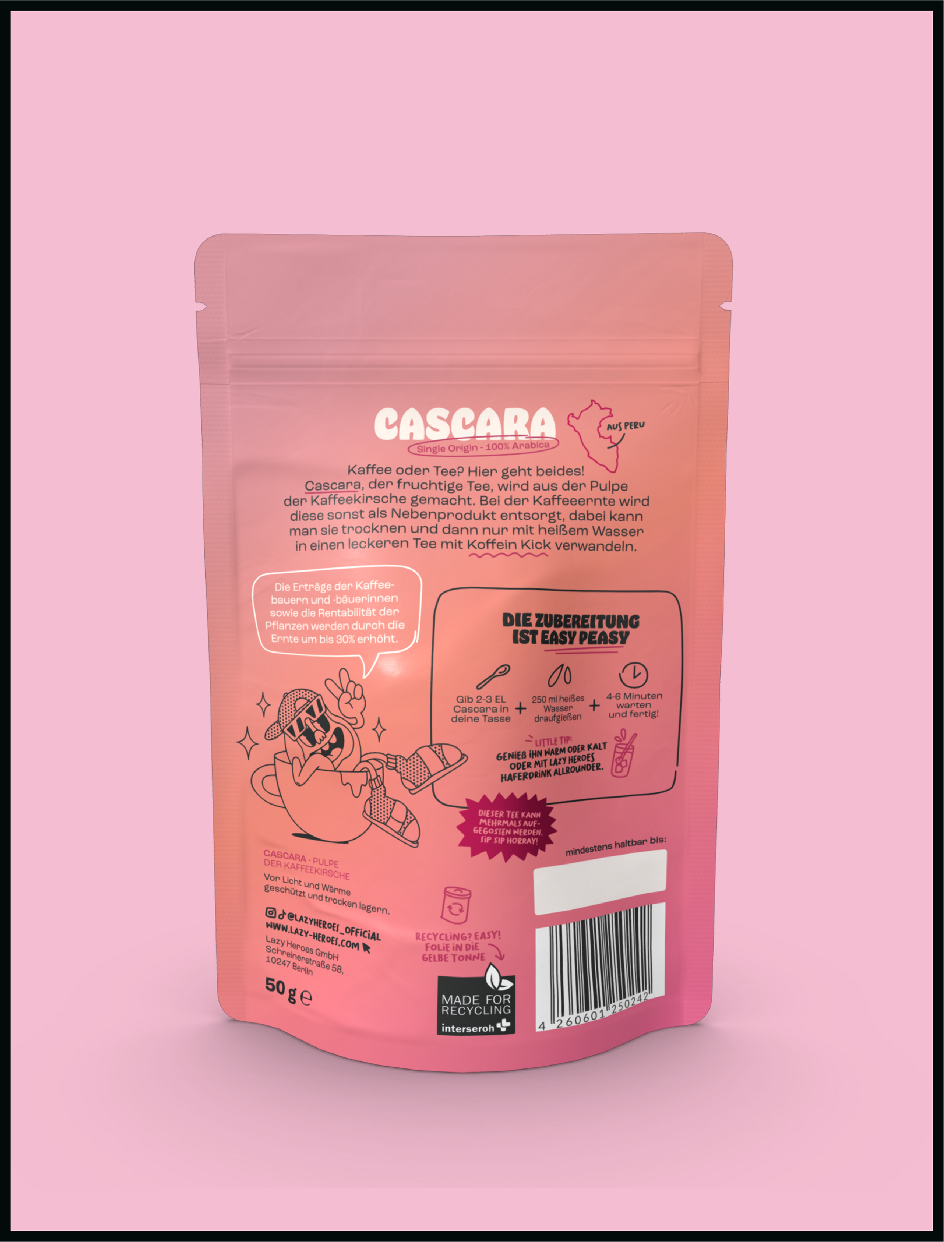 Eine Tüte Kenia und Guatemala Kaffeebohnen & Cascara Tee von Lazy Heroes GmbH auf rosa Hintergrund.